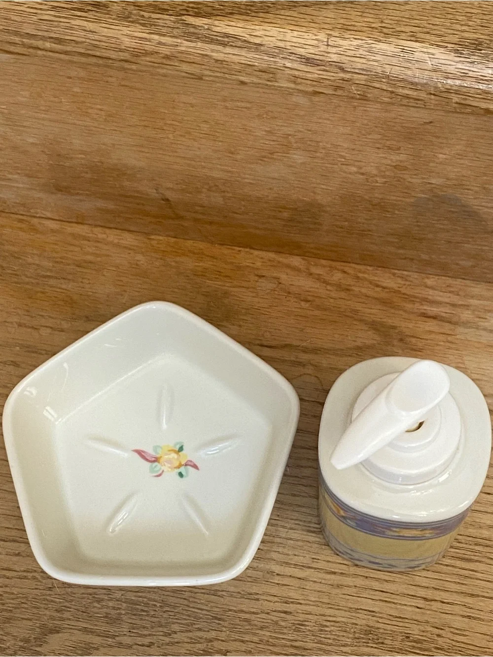 Croscill Vintage “Fiesta” Floral 90s Soap Dispenser And Basin Set Of 2 Bathroom